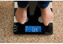 Proč elektronická váha ukazuje různé výsledky?